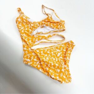 ✅ NWOT CUPSHE ORANGE/WHITE‎ CUT OUT ONE-PIECE SIZE MEDIUM